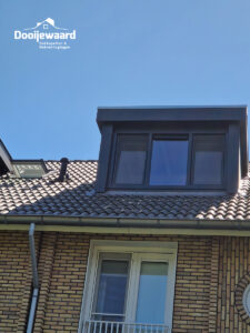 Dakkapel-Amsterdam-antraciet-meer-ruimte-in-huis-zolderverbouwing